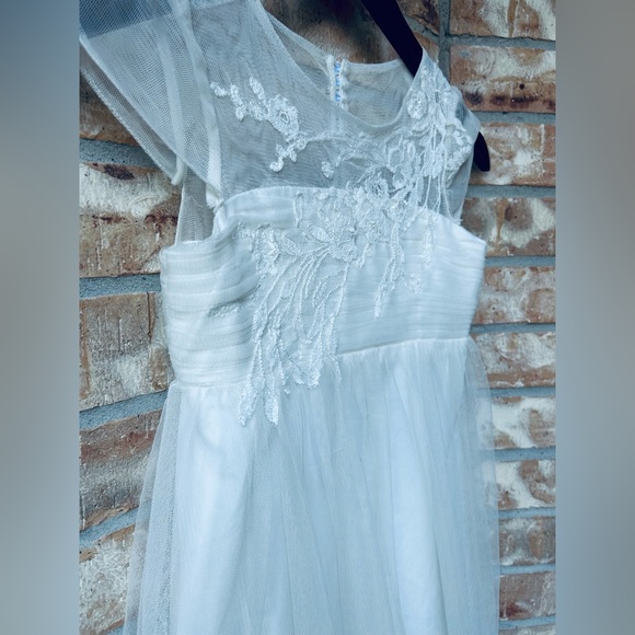 David’s Bridal Little Girls Soft White Lace / Crochet Flower Dress / Size 7 - Picture 6 of 13